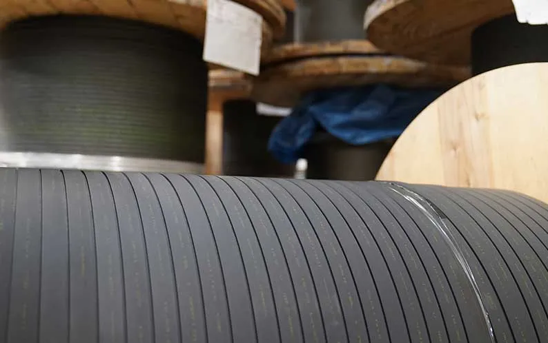 Flat coated steel suspension belts on a machine-room-less lift installation